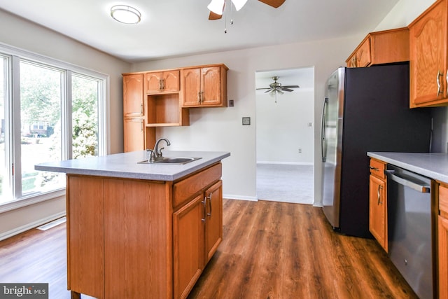 1222 Kings Tree Dr, Bowie, MD 20721 - kitchen with appliances with stainless steel finishes, a sink, a ceiling fan, and dark wood-type flooring