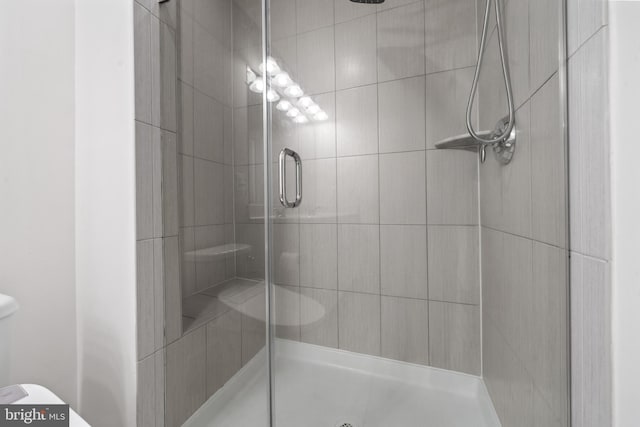 8486 Craggan Ln, Manassas, VA 20109 - full bathroom featuring a stall shower and toilet