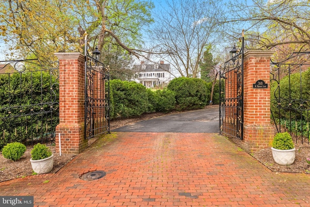 318 N Quaker Ln, Alexandria, VA 22304
