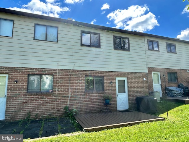 1006 N York Rd Unit 15, Willow Grove, PA 19090 - rear view of property with brick siding, a deck, a lawn, and cooling unit