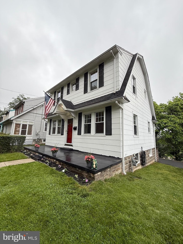 241 Edge Hill Rd, Glenside, PA 19038 - traditional-style house featuring a front yard and roof with shingles