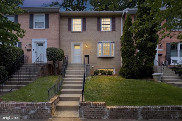 4727 Exeter St, Annandale, VA 22003 - townhome / multi-family property with a front yard and brick siding