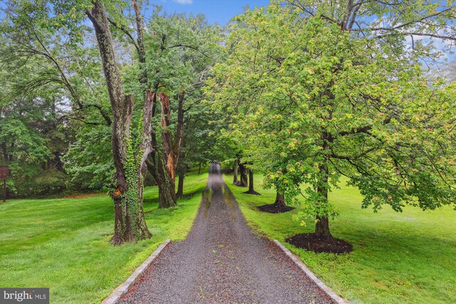 2740 Hunter Mill Rd, Oakton, VA 22124 - surrounding community with a yard