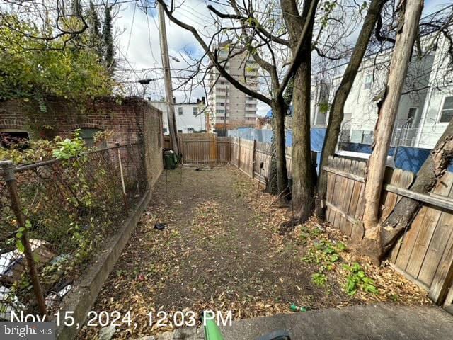 2468 Greenmount Ave, Baltimore, MD 21218 - view of fenced backyard