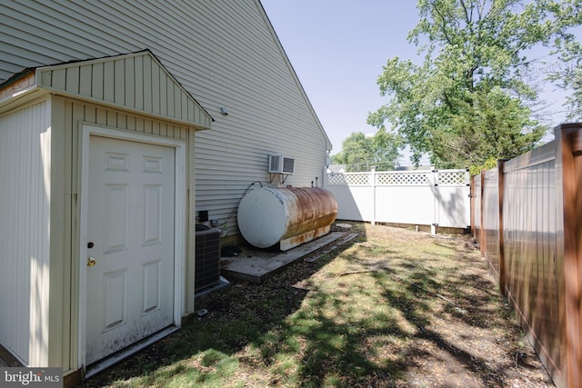 5143 Venice Ave, Hammonton, NJ 08037 - fenced backyard with central AC unit and heating fuel