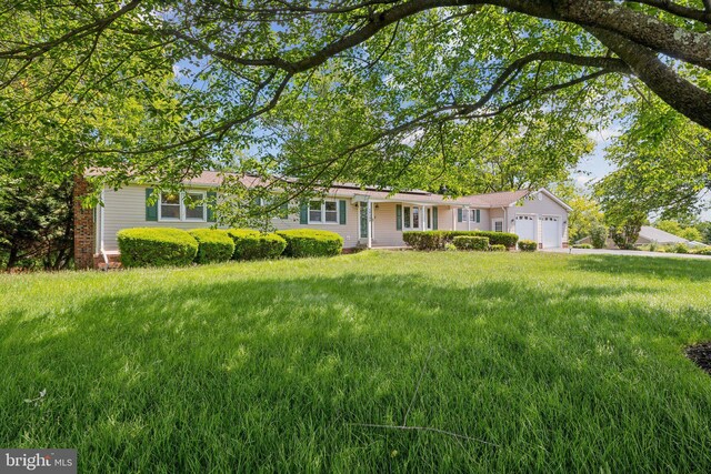 26140 Mullinix Mill Rd, Mount Airy, MD 21771 - single story home featuring a garage and a front lawn