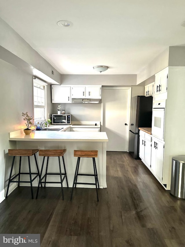 15709 Presswick Ln, Bowie, MD 20716 - kitchen with stainless steel appliances, a peninsula, under cabinet range hood, and a breakfast bar area
