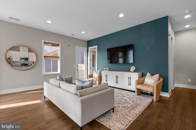 25493 Grassy Meadow Dr, Aldie, VA 20105 - living area featuring wood finished floors, baseboards, and recessed lighting