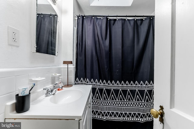 1227 Eddystone Ave, Crum Lynne, PA 19022 - full bath featuring vanity and curtained shower