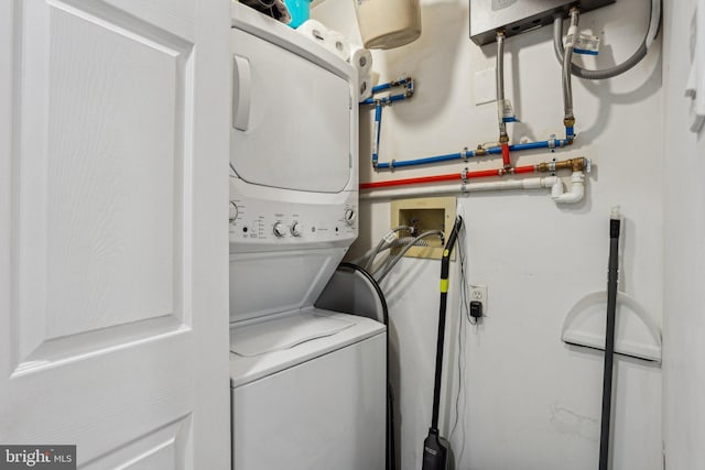 700 Avondale Rd Unit Ph-12, Wallingford, PA 19086 - laundry area with stacked washer / dryer