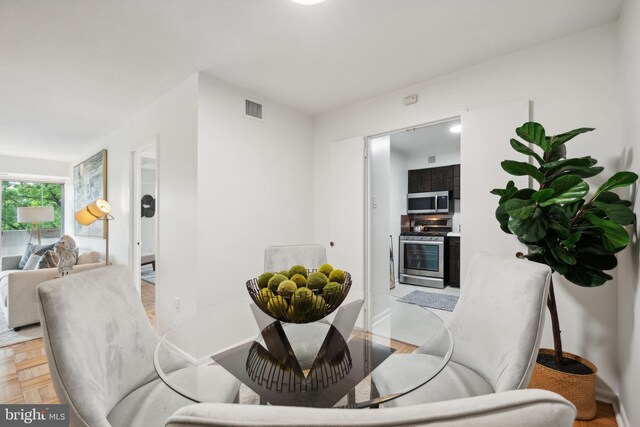 700 7th St SW Unit 512, Washington, DC 20024 - dining area with baseboards