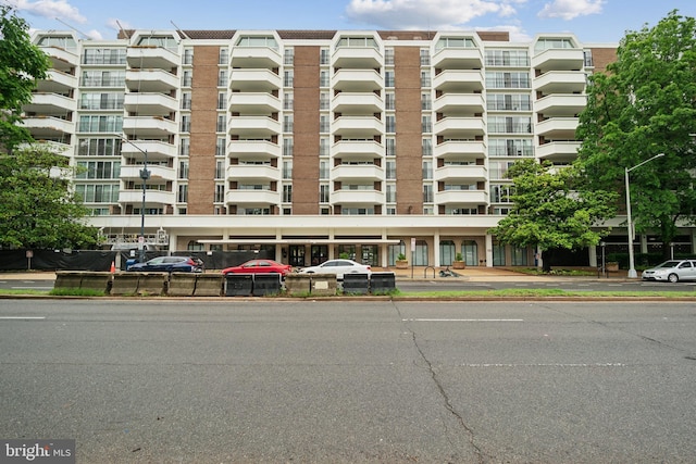 700 7th St SW Unit 512, Washington, DC 20024 - view of apartment building / complex featuring uncovered parking
