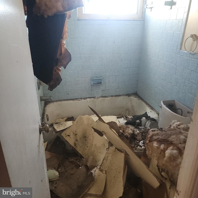 2513 Iverson St, Temple Hills, MD 20748 - full bathroom featuring a bathtub