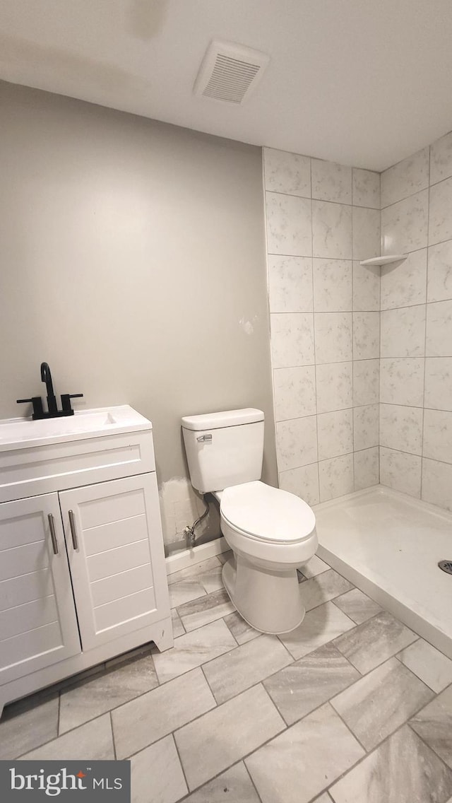 248 W Edgevale Rd, Baltimore, MD 21225 - bathroom featuring tiled shower, toilet, and vanity