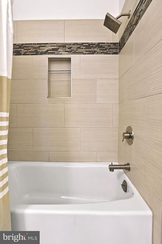 41 W Lemon St Unit 505, Lancaster, PA 17603 - bathroom featuring shower / tub combo