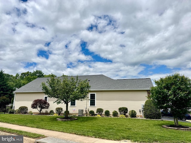 3599 Sutherland Ct, Warrenton, VA 20187 - view of front of house featuring central AC, a front yard, and a shingled roof