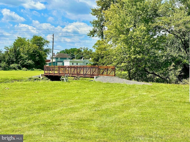 230 W Federal St, Burlington, NJ 08016 - view of grassy yard with a wooden deck