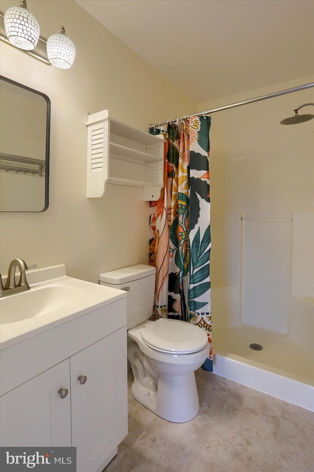 205 Saddle Ridge Dr, Harrisburg, PA 17110 - full bathroom featuring toilet, a shower with shower curtain, and vanity