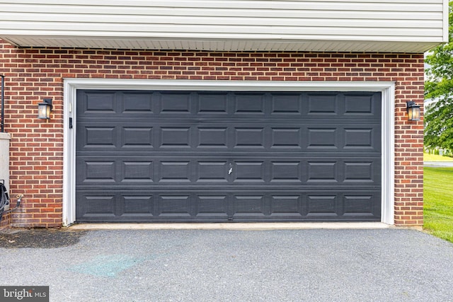 15245 Wedgewood Dr, Greencastle, PA 17225 - garage featuring asphalt driveway