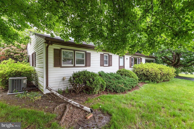 335 Bolton Ave, Carlisle, PA 17013 - view of front of home featuring central AC unit and a front yard