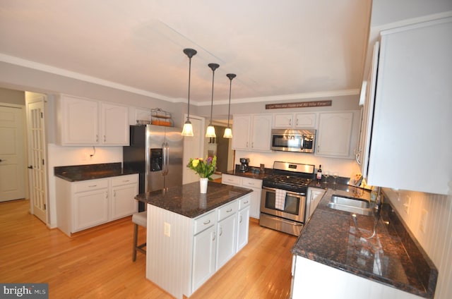 6385 Hunters Crossing Ct, Eldersburg, MD 21784 - kitchen with stainless steel appliances, a sink, white cabinets, and crown molding