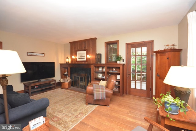 1598 Hollywood Dr, Lancaster, PA 17601 - living room with a fireplace with flush hearth and wood finished floors