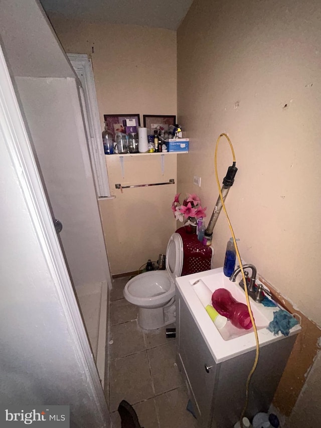 2844 N Hancock St, Philadelphia, PA 19133 - bathroom featuring toilet, tile patterned floors, a shower, and vanity