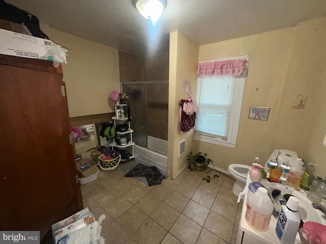 2844 N Hancock St, Philadelphia, PA 19133 - bathroom with tile patterned floors, toilet, baseboards, and a bidet
