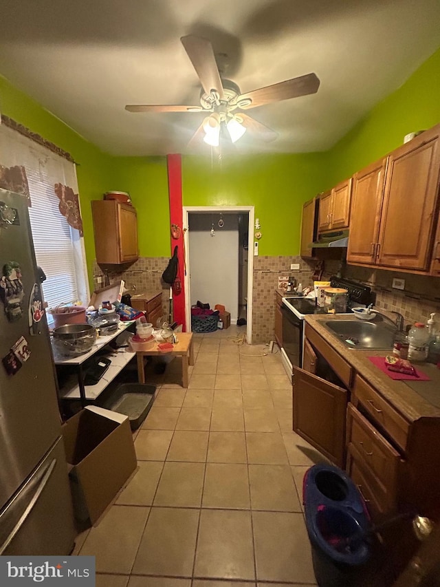 2844 N Hancock St, Philadelphia, PA 19133 - kitchen featuring a sink, freestanding refrigerator, under cabinet range hood, black electric range oven, and a ceiling fan