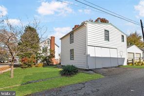 401 Fulton St, Hanover, PA 17331 - view of side of property with a lawn