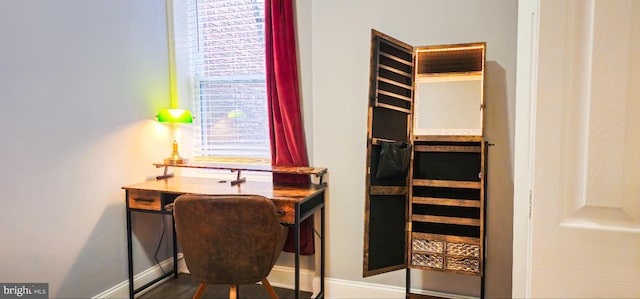 5E 27th St, Baltimore, MD 21218 - home office featuring baseboards