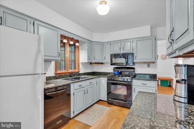 20 Laurel Dr, Tabernacle, NJ 08088 - kitchen with black appliances, a sink, dark stone countertops, and gray cabinets