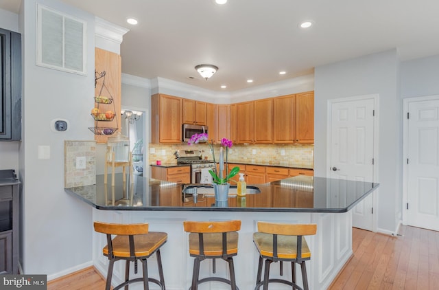 18 Basket Ct, Stafford, VA 22554 - kitchen featuring stainless steel appliances, backsplash, light wood-type flooring, baseboards, and recessed lighting