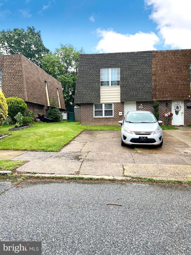 9939 Wingtip Rd, Philadelphia, PA 19115 - view of front of home featuring a shingled roof, brick siding, mansard roof, and a front yard