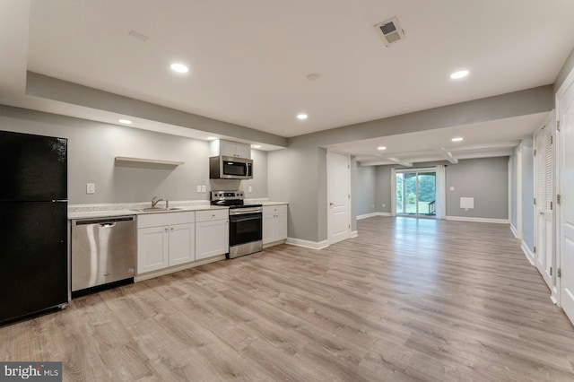 43268 Heavenly Cir, Leesburg, VA 20176 - kitchen featuring stainless steel appliances, a sink, light wood-style flooring, recessed lighting, and light countertops