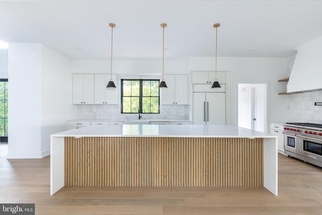 918 Ethan Allen Rd, Berwyn, PA 19312 - kitchen featuring high quality appliances, a sink, tasteful backsplash, light countertops, and light wood-style flooring
