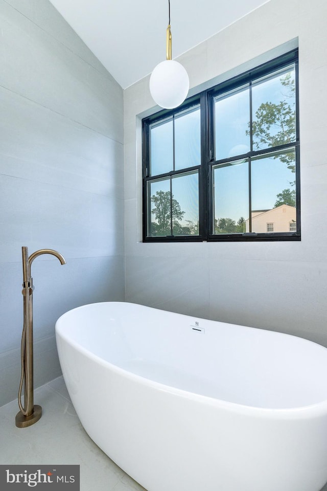 918 Ethan Allen Rd, Berwyn, PA 19312 - full bath featuring healthy amount of natural light and a soaking tub