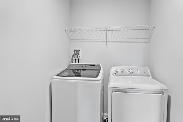 115 Shiningfield Ct, Middle River, MD 21220 - laundry room featuring washing machine and clothes dryer