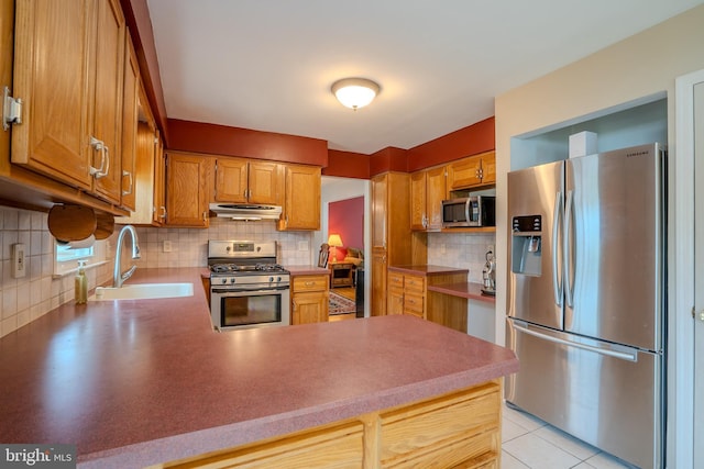5 Wetherhill Way, Dayton, NJ 08810 - kitchen featuring stainless steel appliances, a sink, under cabinet range hood, decorative backsplash, and a peninsula