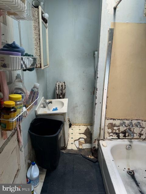 518 S 55th St, Philadelphia, PA 19143 - bathroom featuring a garden tub