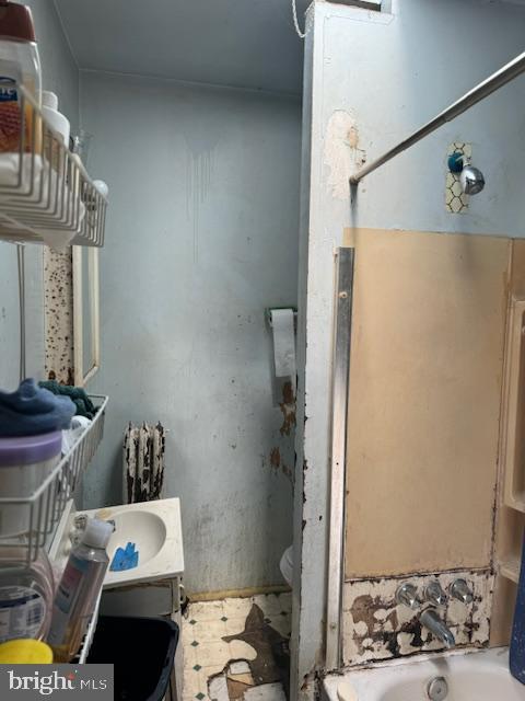 518 S 55th St, Philadelphia, PA 19143 - full bath with vanity