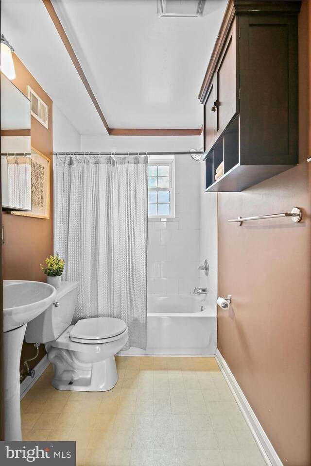 31 S Ann St, Baltimore, MD 21231 - bathroom with toilet, shower / bath combo, and baseboards