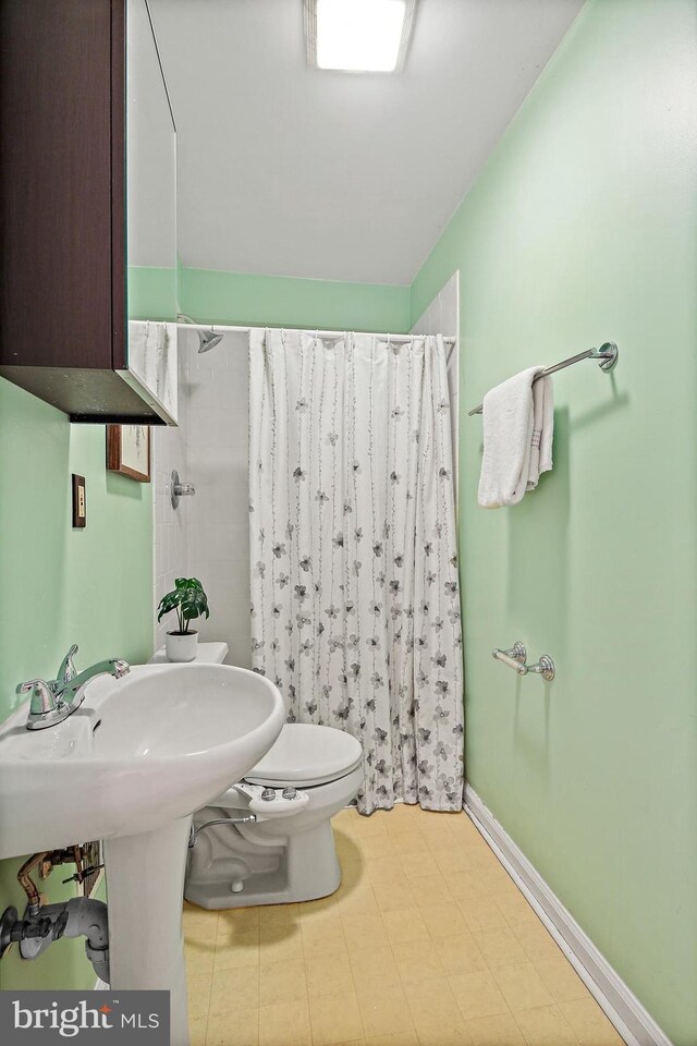 31 S Ann St, Baltimore, MD 21231 - full bathroom with toilet and a shower with shower curtain