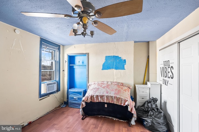 2348 N Mascher St, Philadelphia, PA 19133 - bedroom featuring wood finished floors, cooling unit, a textured ceiling, ceiling fan, and a closet