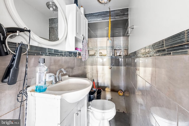 2348 N Mascher St, Philadelphia, PA 19133 - bathroom with tile walls, toilet, and vanity