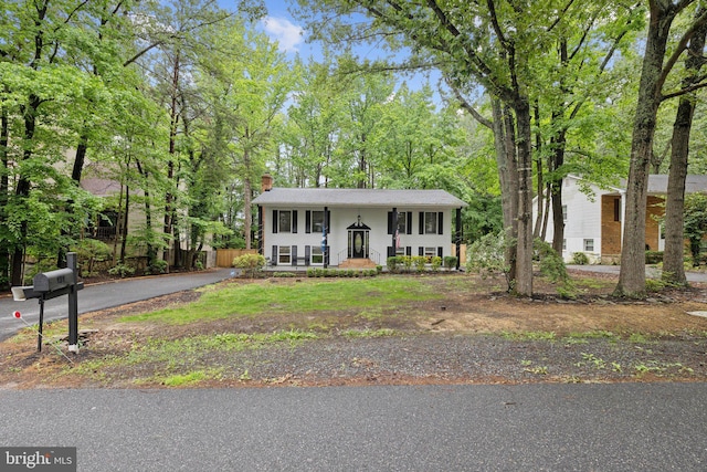 131 Oakwood Dr, Stafford, VA 22554 - bi-level home with a chimney and driveway
