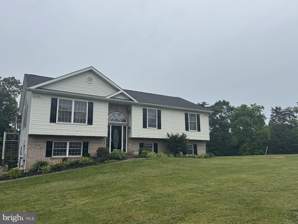 364 Waynes Ln, Stephens City, VA 22655 - split foyer home with a front lawn and brick siding