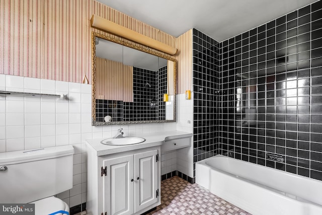3577 Olde Bedminster Rd, Ottsville, PA 18942 - full bathroom featuring toilet, tile walls, vanity,  shower combination, and wallpapered walls