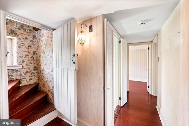 3577 Olde Bedminster Rd, Ottsville, PA 18942 - hallway featuring wood finished floors, stairway, wallpapered walls, and baseboards