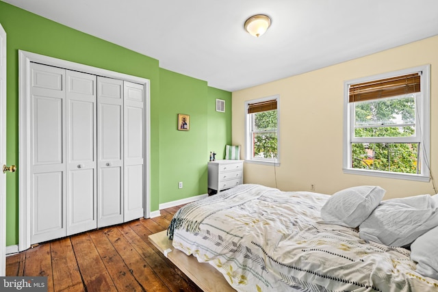 907 Mchenry St, Baltimore, MD 21223 - bedroom featuring hardwood / wood-style floors, baseboards, and a closet